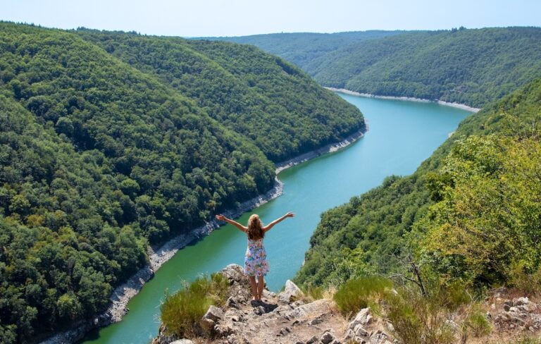 Glückliche Frau auf dem Gipfel, die den Panoramablick auf die Dordogne genießt